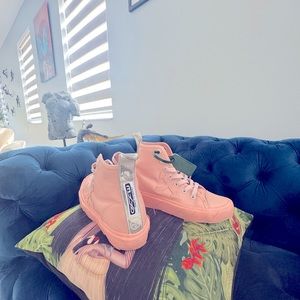 Great sneakers Off white. 100% original. Perfect condition.